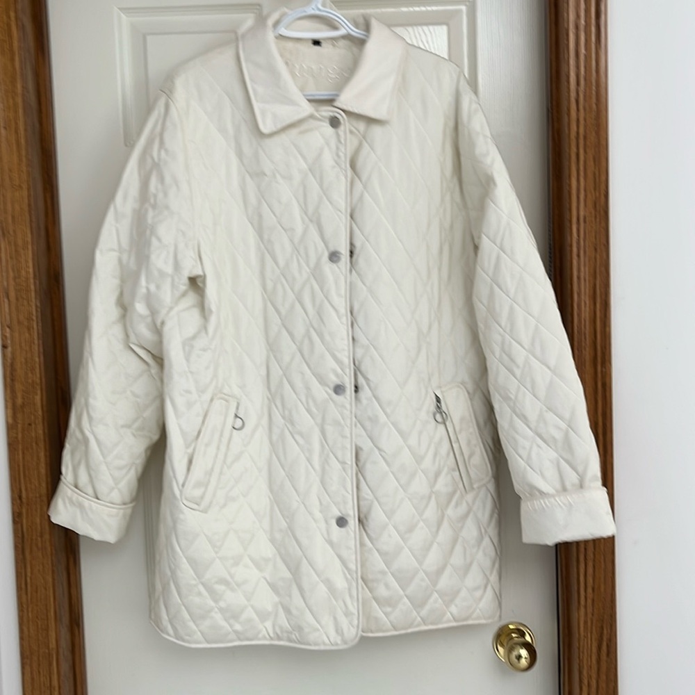 Junge quilted jacket size 46.  Zipper and snap closure. Zippered pockets